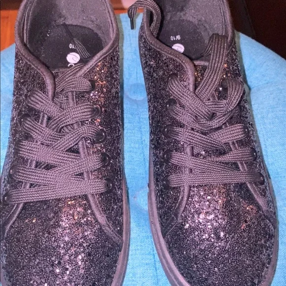 Shoes - Picture 2 of 6